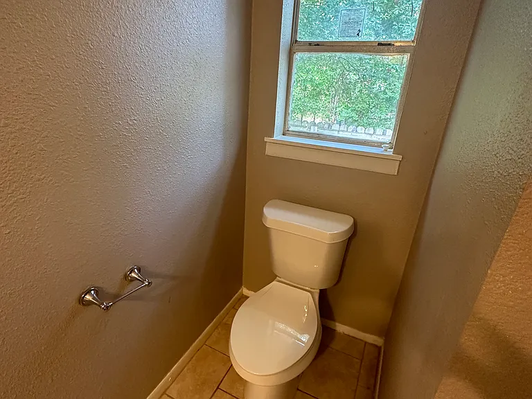 819 W Mims St — Photo 15