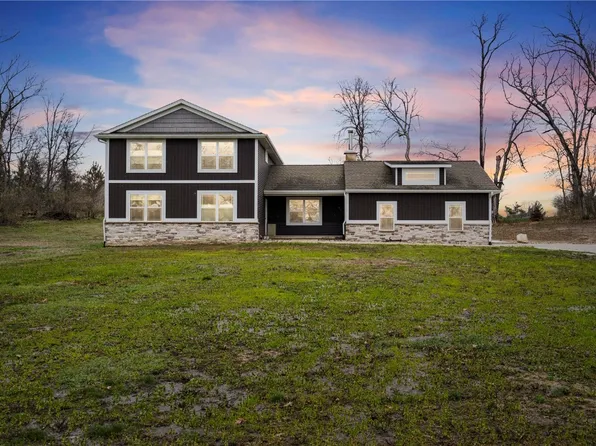 4020 Oak Valley Dr, Cedar Rapids, IA 52411