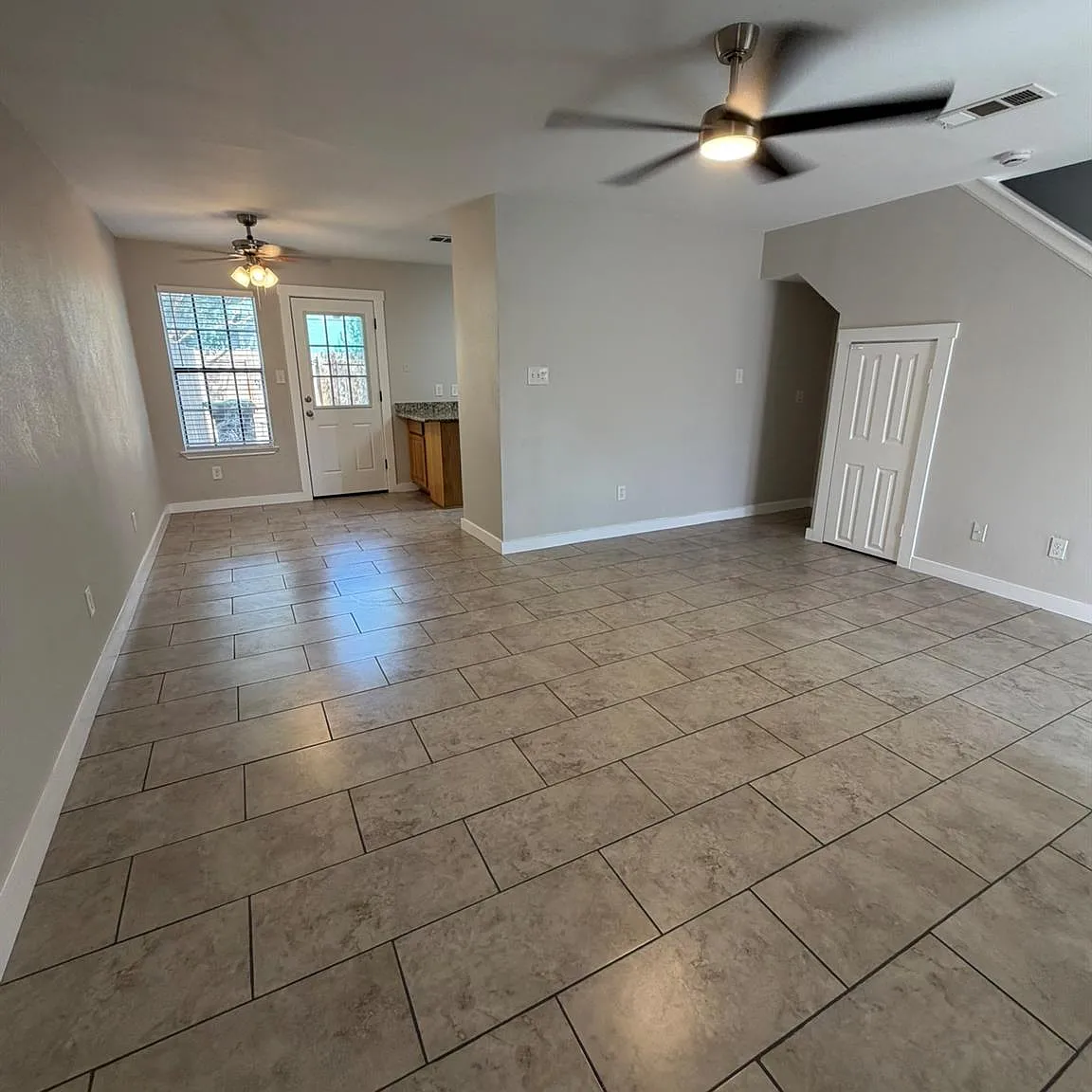 2 bed, 1.5 bath, 4184 sqft, $1,350 — Photo 3