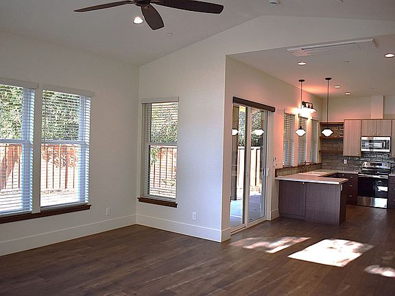 5th image of 102B N Alamo Dr