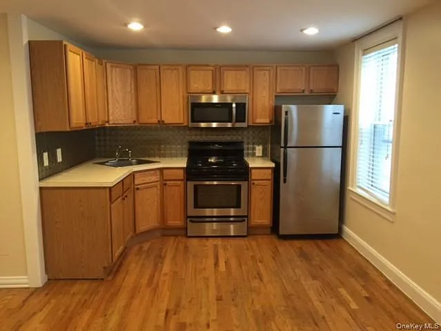 Main St — Photo 1