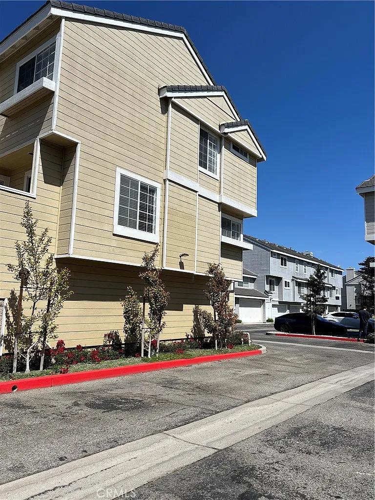 3 bed, 2.5 bath, 1404 sqft, $4,200 — Photo 2