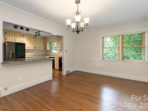 5th image of 4215 Chelmsford Rd