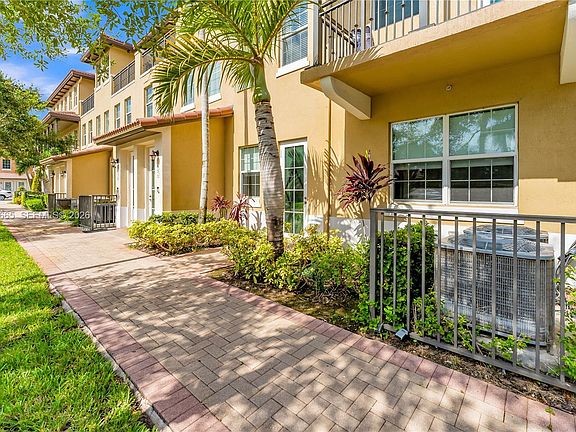 4th image of 950 SW 147th Ave #2611