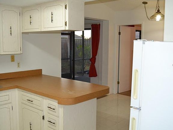 5th image of 1203 Persimmon Dr