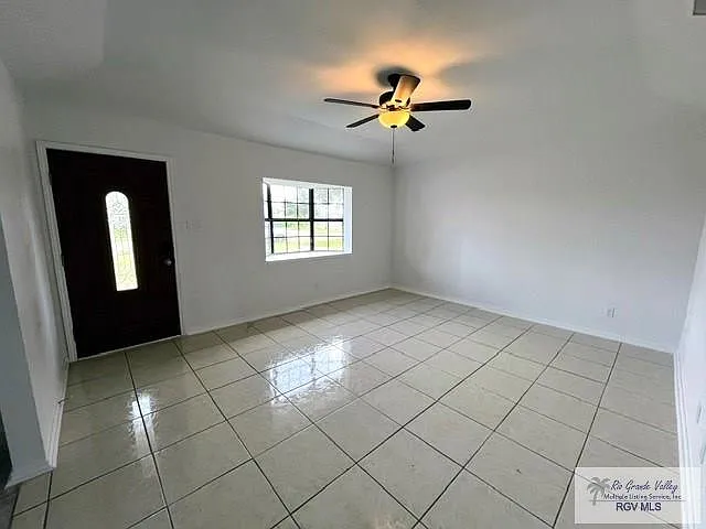 3 bed, 2.0 bath, 1129 sqft, $1,350 — Photo 2