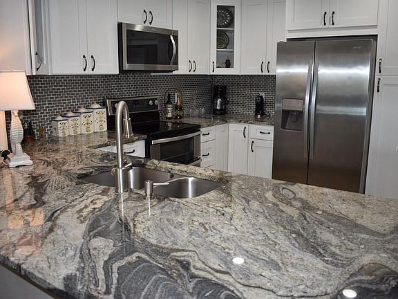 4th image of 100 Bluff View Dr APT 409A