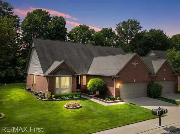 49091 Hidden Woods Ln, Utica, MI 48317