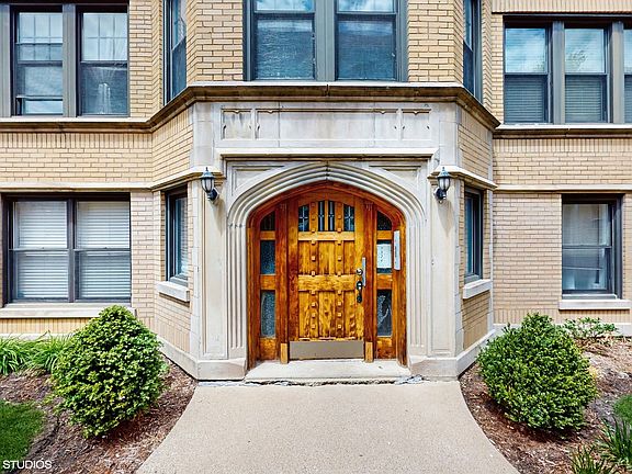 2nd image of 7524 N Winchester Ave APT 3E