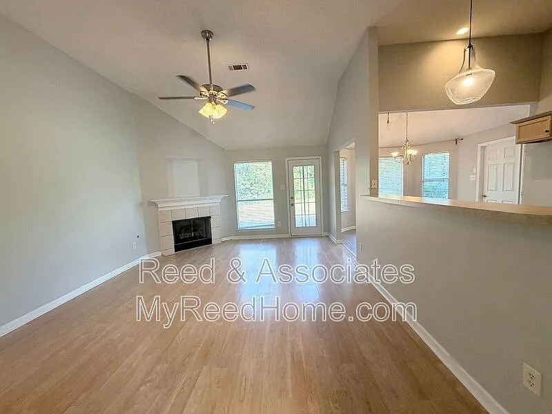 3 bed, 2.0 bath, 1508 sqft, $2,000 — Photo 2