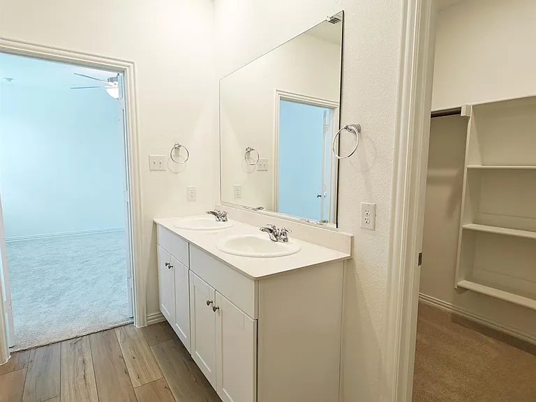 8404 Honeylocust St — Photo 16