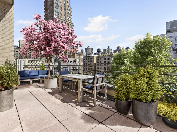 1025 5th Avenue image 1 of 14