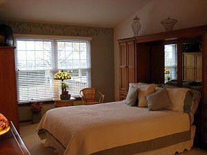 Master w/vaulted ceilings