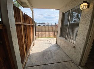 Gorgeous Townhouse with Private Yard and Washer and Dryer Available!, Mesa, AZ 85205