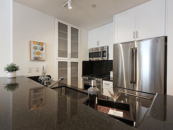 3rd image of 320 W 38th St APT 2511