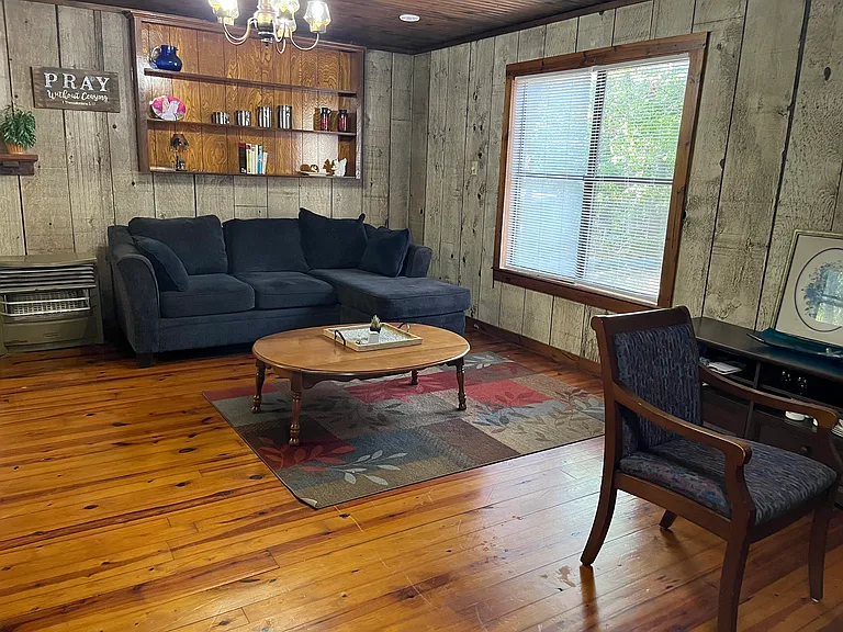 1069 Hanna Dr — Photo 3
