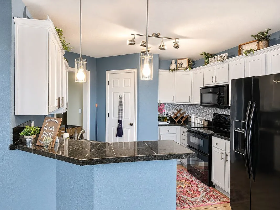 3 bed, 2.0 bath, 1883 sqft, $2,000 — Photo 4
