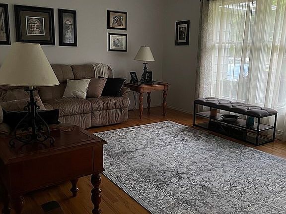 5th image of 206 Woodbury Dr
