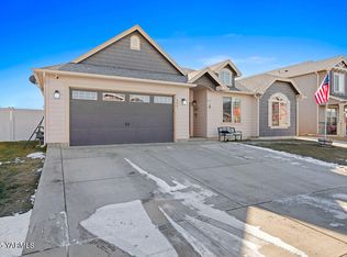 906 Crystal Ave, Moxee, WA 98936