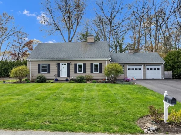 8 Hillside Rd, North Attleboro, MA 02760