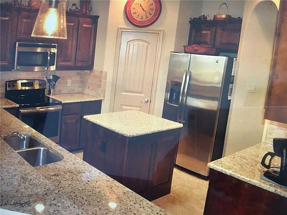 3rd image of 6805 Muirfield Dr