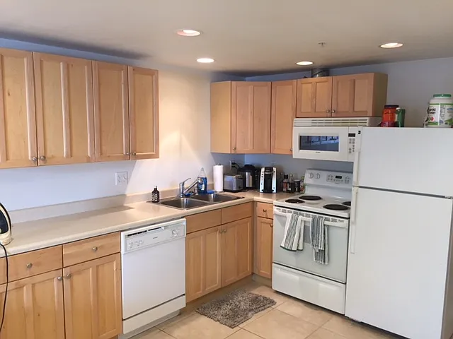 6410 1/2 Phinney Ave N #A — Photo 2