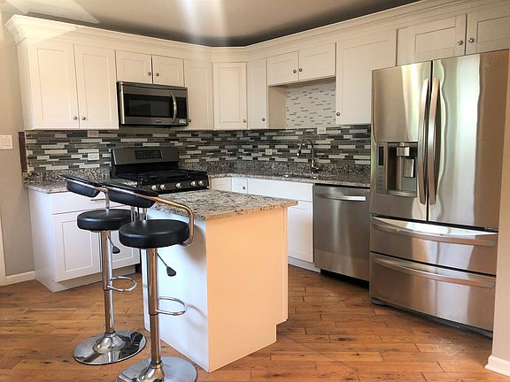 3rd image of 386 Pine Ave