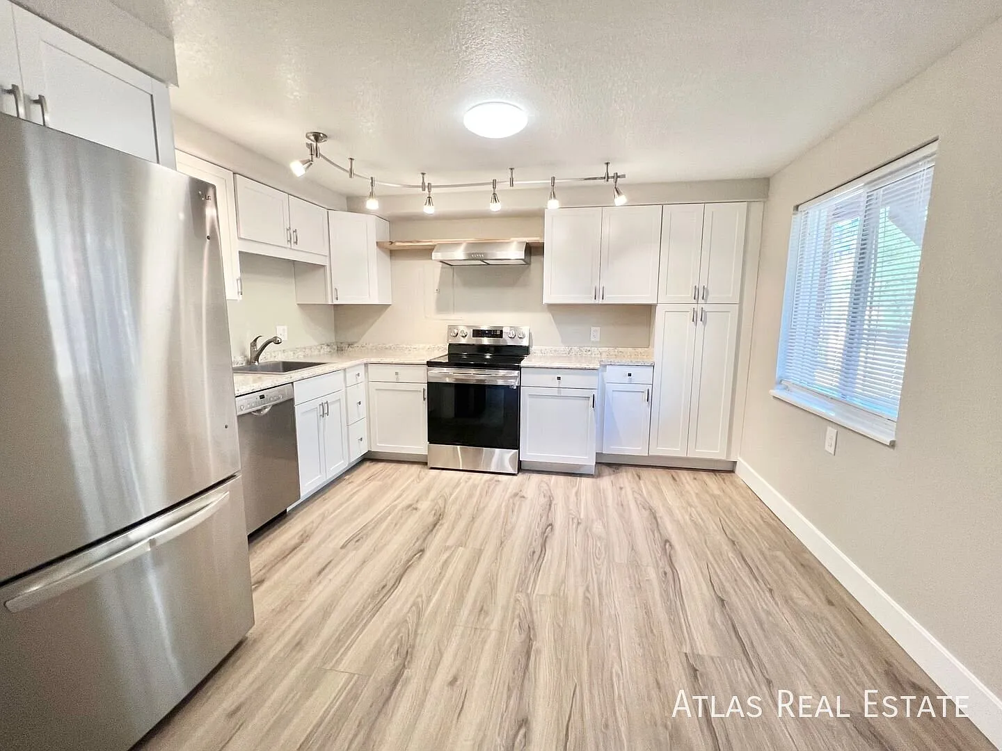 Modern Apartment in Manitou Springs Available This November ~ Apply Today! — Photo 2