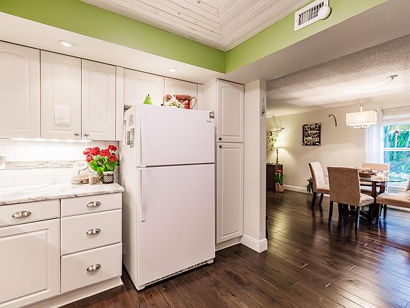 5th image of 101 Greenbrier A