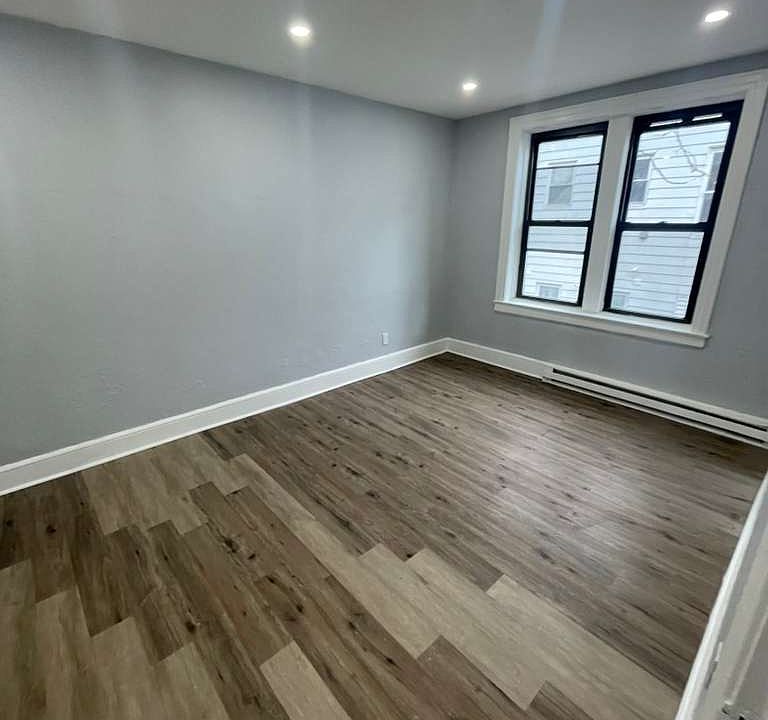 2nd image of 408 Leslie St #8R