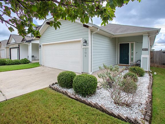 2nd image of 204 Twisted Oaks Ln