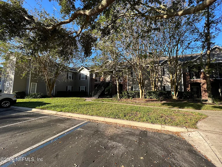 10000 Gate Pkwy #1323 — Photo 1