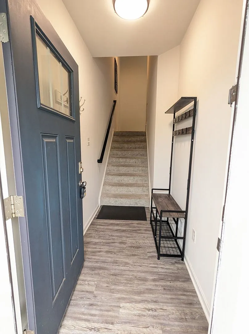 3 Level townhouse in the desired Westview South community available for move in! — Photo 2