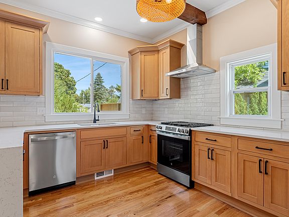 5th image of 305 W Washington Ave