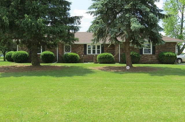 Front faces north on 750S
						:
						Country dream place.
