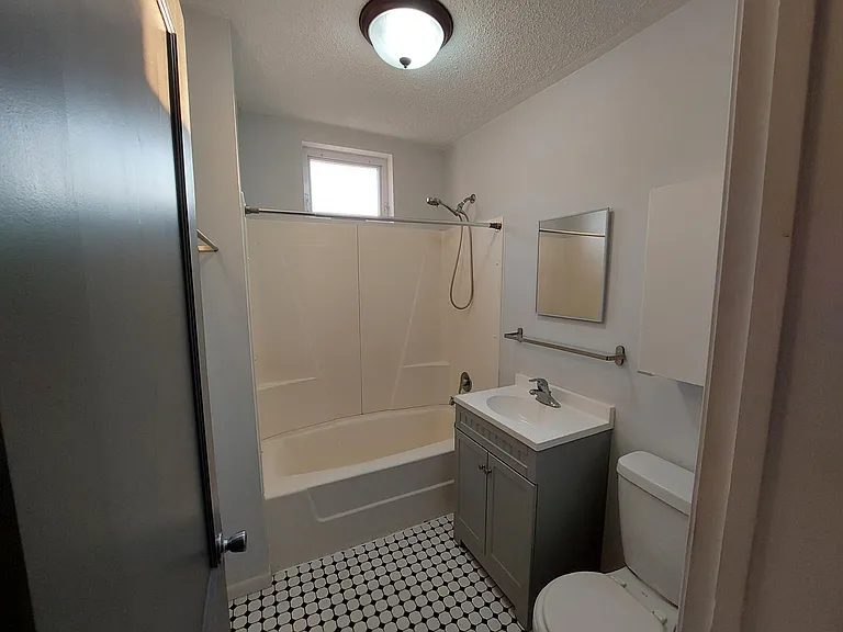 2652 W Iowa St #3R — Photo 4