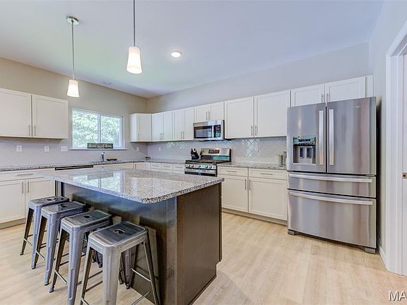 5th image of 588 Lakewood Dr