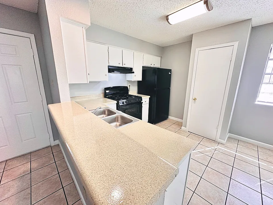 9808 Roxanna Dr