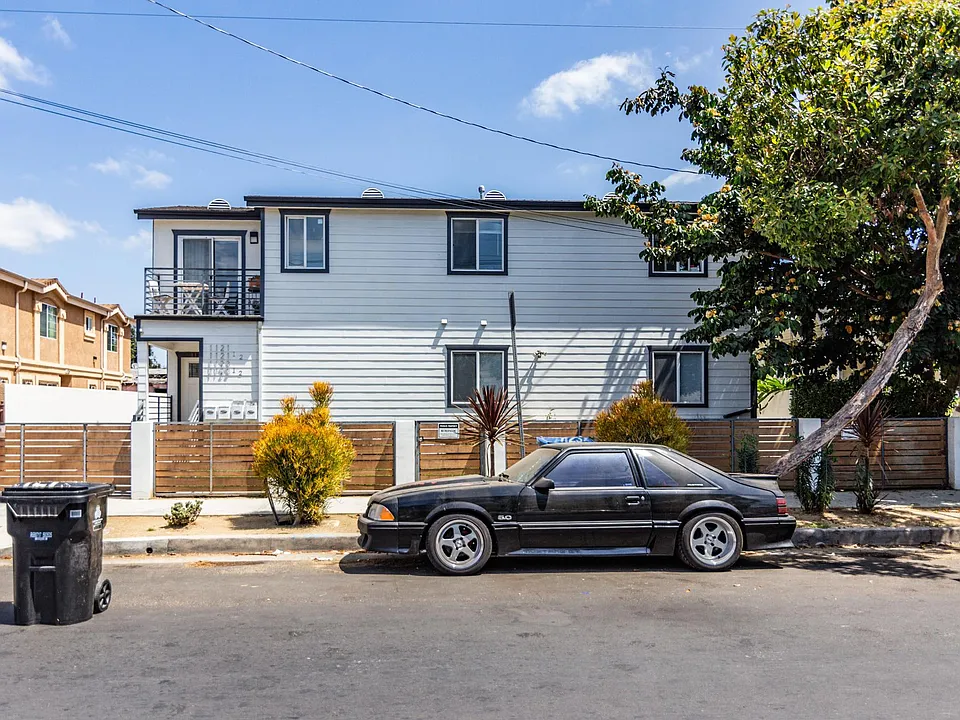 1123 W 39th Pl