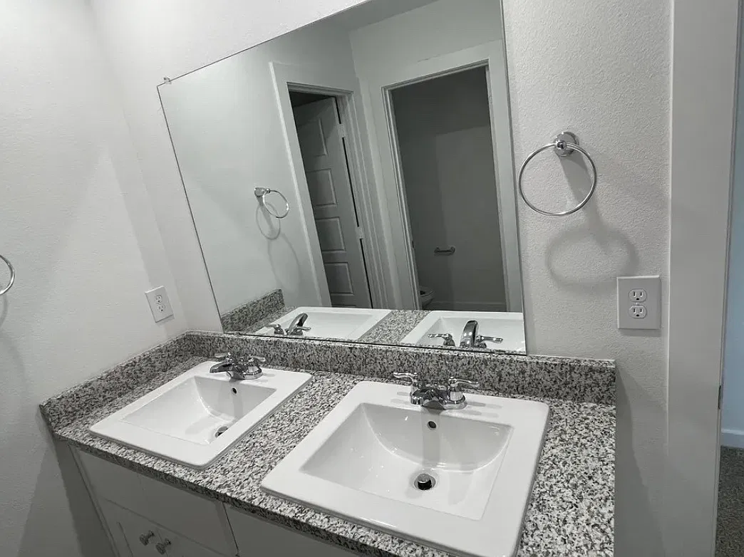 3 bed, 1329 sqft, $1,700 — Photo 2