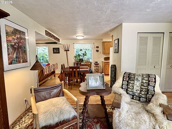 5th image of 359 Norman Ave