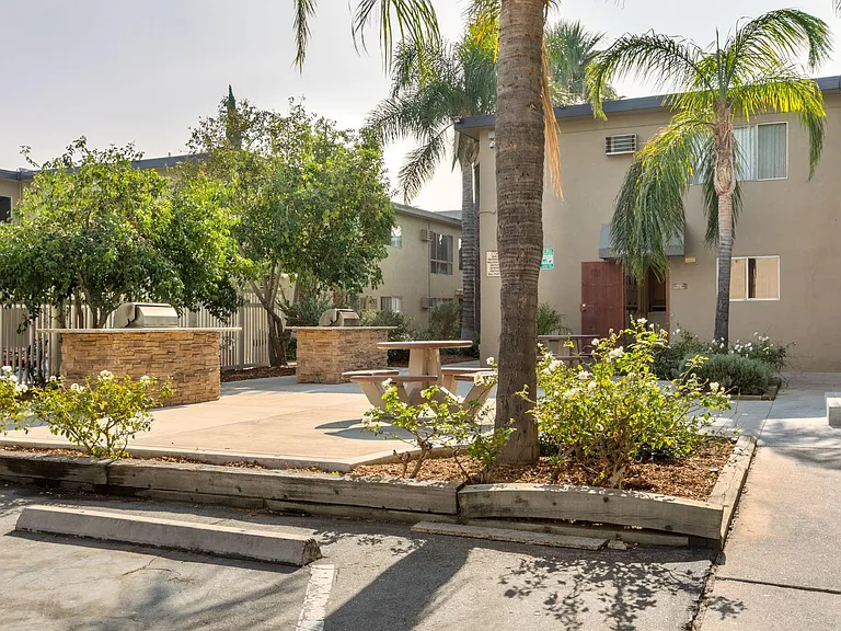 Parthenia Terrace Apartments — Photo 27