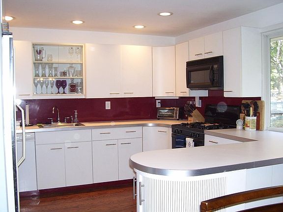 4th image of 151 Blackthorne Ln