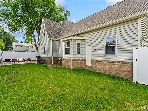 3rd image of 303 N Lincoln Ave