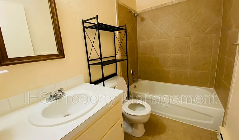 1913 Hoxie Ave #C — Photo 15