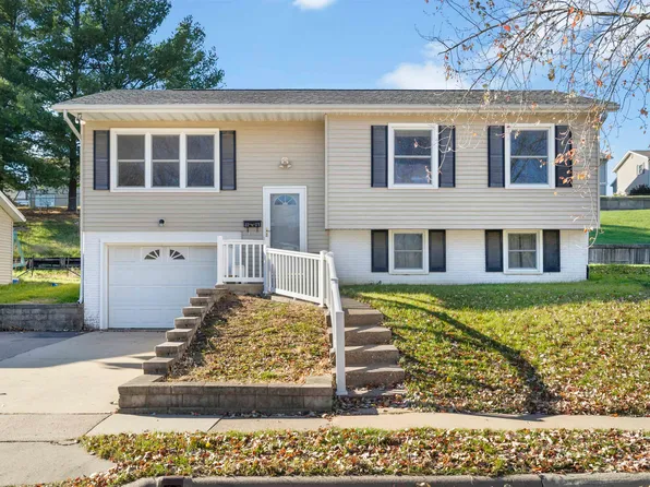 2207 Graham Cir, Dubuque, IA 52002