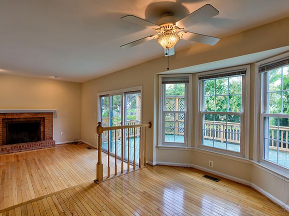 Kitchen eating area
