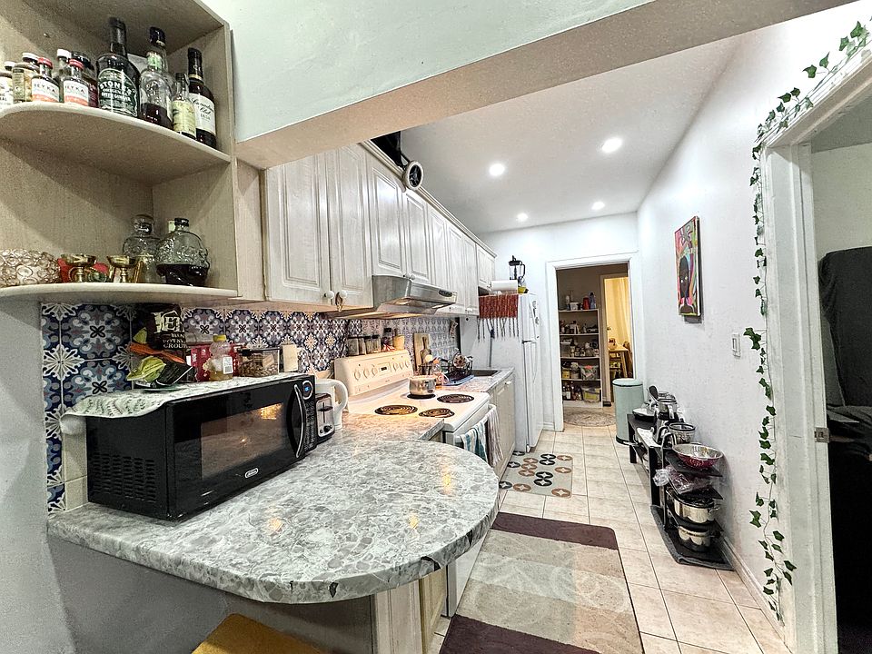 1st image of 560 Bathurst St #101