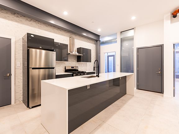 2nd image of 1941 N Marshall St #1