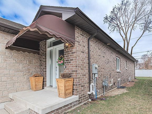 3rd image of 2554 Olive Rd